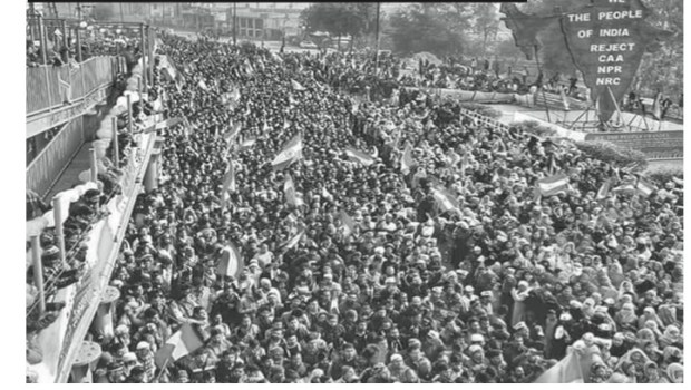 masses on roadway in Delhi